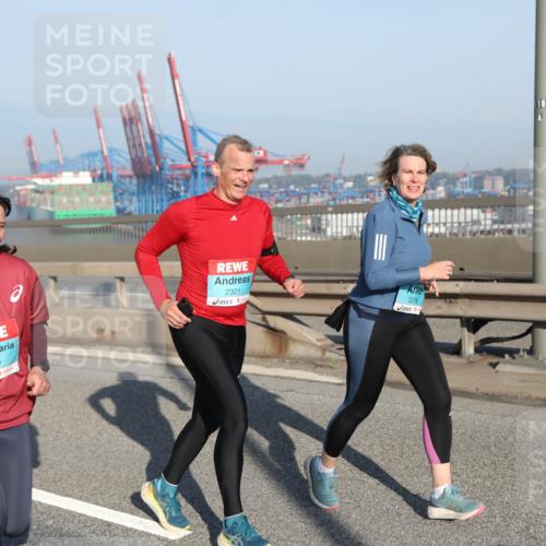 03.10.2025 - Köhlbrandbrückenlauf Yannick Fuchs http://msf.ph/oto/9181899 03.10.2025 08:58:27 Position 2 3019, 2321, 2258, 118 meine-sportfotos.de