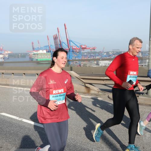 03.10.2025 - Köhlbrandbrückenlauf Yannick Fuchs http://msf.ph/oto/9181903 03.10.2025 08:58:27 Position 2 2019, 2321, 2258 meine-sportfotos.de