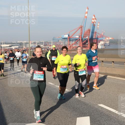 03.10.2025 - Köhlbrandbrückenlauf Yannick Fuchs http://msf.ph/oto/9181967 03.10.2025 08:58:42 Position 2 2386, 3254 meine-sportfotos.de
