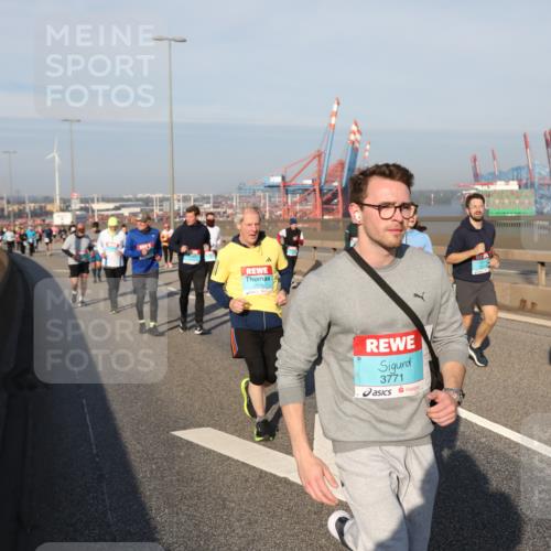 03.10.2025 - Köhlbrandbrückenlauf Yannick Fuchs http://msf.ph/oto/9181999 03.10.2025 08:58:48 Position 2 2518, 3771 meine-sportfotos.de