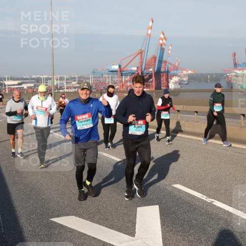 03.10.2025 - Köhlbrandbrückenlauf Yannick Fuchs http://msf.ph/oto/9182013 03.10.2025 08:58:50 Position 2 2633, 2624 meine-sportfotos.de
