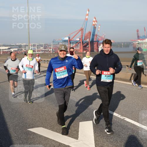 03.10.2025 - Köhlbrandbrückenlauf Yannick Fuchs http://msf.ph/oto/9182016 03.10.2025 08:58:50 Position 2 2492, 2633, 2624 meine-sportfotos.de