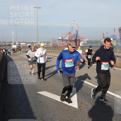 03.10.2025 - Köhlbrandbrückenlauf Yannick Fuchs http://msf.ph/oto/9182020 03.10.2025 08:58:51 Position 2 2633, 2624 meine-sportfotos.de