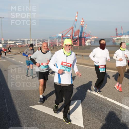 03.10.2025 - Köhlbrandbrückenlauf Yannick Fuchs http://msf.ph/oto/9182027 03.10.2025 08:58:52 Position 2 1704, 2492 meine-sportfotos.de