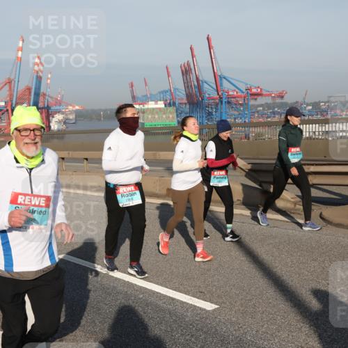 03.10.2025 - Köhlbrandbrückenlauf Yannick Fuchs http://msf.ph/oto/9182030 03.10.2025 08:58:53 Position 2 1704, 2999, 2271, 118 meine-sportfotos.de