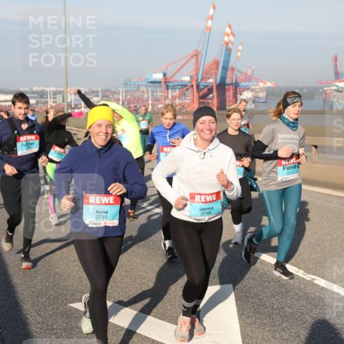 03.10.2025 - Köhlbrandbrückenlauf Yannick Fuchs http://msf.ph/oto/9182196 03.10.2025 08:59:18 Position 2 3745, 3746, 2212, 2365 meine-sportfotos.de