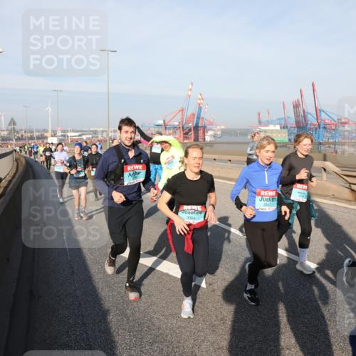 03.10.2025 - Köhlbrandbrückenlauf Yannick Fuchs http://msf.ph/oto/9182206 03.10.2025 08:59:20 Position 2 3364, 3367 meine-sportfotos.de