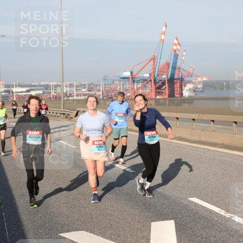03.10.2025 - Köhlbrandbrückenlauf Yannick Fuchs http://msf.ph/oto/9182262 03.10.2025 08:59:27 Position 2 1221, 2668, 2252 meine-sportfotos.de