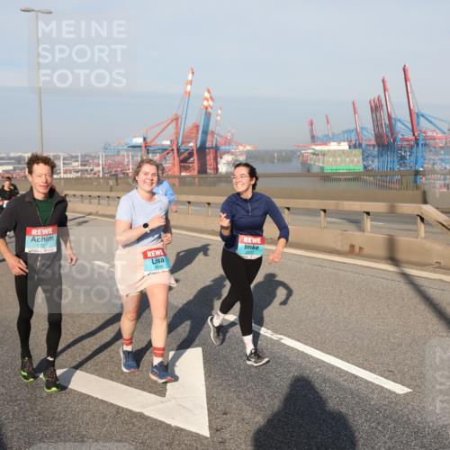 03.10.2025 - Köhlbrandbrückenlauf Yannick Fuchs http://msf.ph/oto/9182272 03.10.2025 08:59:27 Position 2 1221, 2668 meine-sportfotos.de