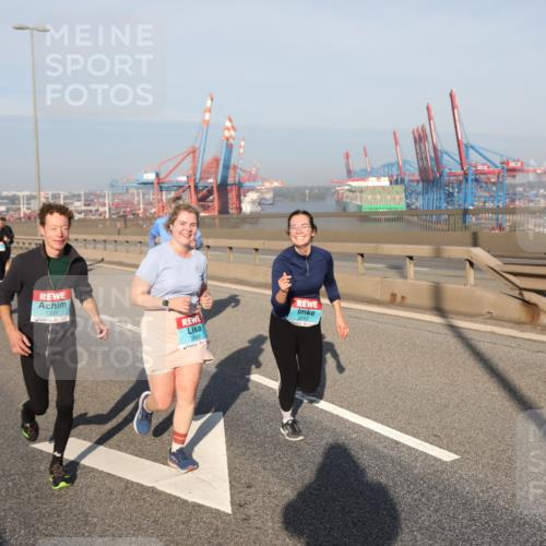 03.10.2025 - Köhlbrandbrückenlauf Yannick Fuchs http://msf.ph/oto/9182274 03.10.2025 08:59:28 Position 2 1221, 2668, 2252 meine-sportfotos.de
