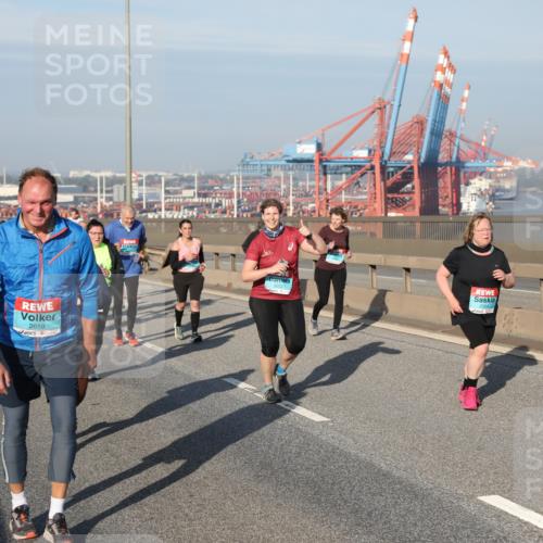 03.10.2025 - Köhlbrandbrückenlauf Yannick Fuchs http://msf.ph/oto/9182341 03.10.2025 08:59:39 Position 2 2659, 2332, 2504 meine-sportfotos.de