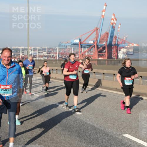 03.10.2025 - Köhlbrandbrückenlauf Yannick Fuchs http://msf.ph/oto/9182342 03.10.2025 08:59:39 Position 2 2659, 2504 meine-sportfotos.de