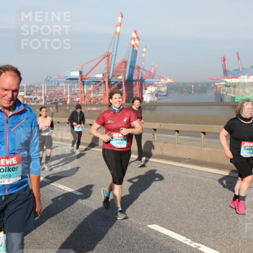 03.10.2025 - Köhlbrandbrückenlauf Yannick Fuchs http://msf.ph/oto/9182350 03.10.2025 08:59:40 Position 2 2659, 2332, 2504 meine-sportfotos.de