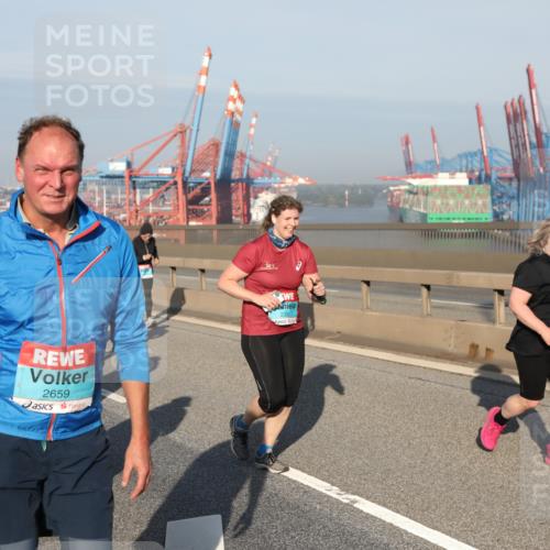 03.10.2025 - Köhlbrandbrückenlauf Yannick Fuchs http://msf.ph/oto/9182354 03.10.2025 08:59:41 Position 2 2659, 2332 meine-sportfotos.de