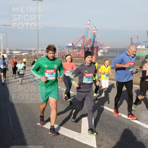 03.10.2025 - Köhlbrandbrückenlauf Yannick Fuchs http://msf.ph/oto/9182368 03.10.2025 08:59:44 Position 2 2398, 3657 meine-sportfotos.de
