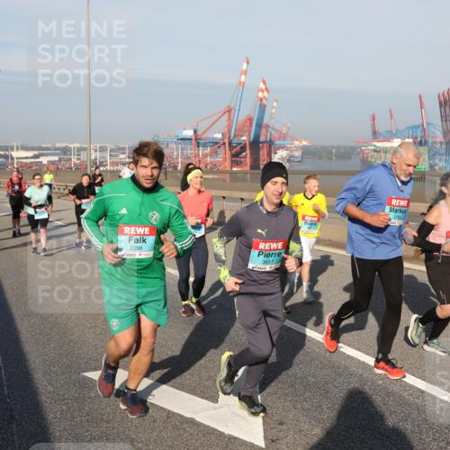 03.10.2025 - Köhlbrandbrückenlauf Yannick Fuchs http://msf.ph/oto/9182370 03.10.2025 08:59:44 Position 2 2398, 3657, 2184 meine-sportfotos.de