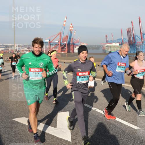 03.10.2025 - Köhlbrandbrückenlauf Yannick Fuchs http://msf.ph/oto/9182372 03.10.2025 08:59:45 Position 2 2398, 3657, 2184, 2470 meine-sportfotos.de