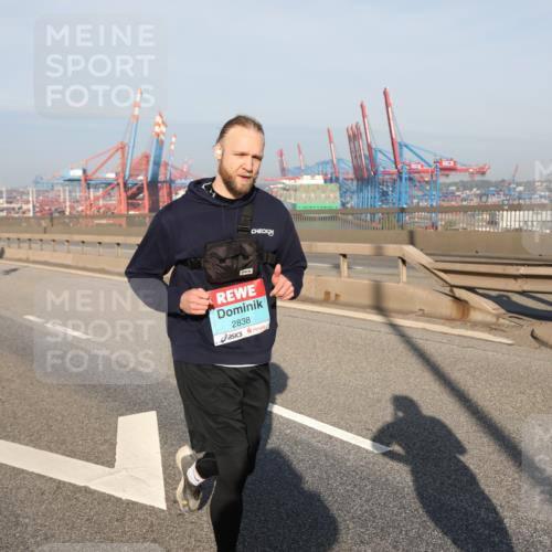 03.10.2025 - Köhlbrandbrückenlauf Yannick Fuchs http://msf.ph/oto/9182666 03.10.2025 09:00:40 Position 2 2838 meine-sportfotos.de