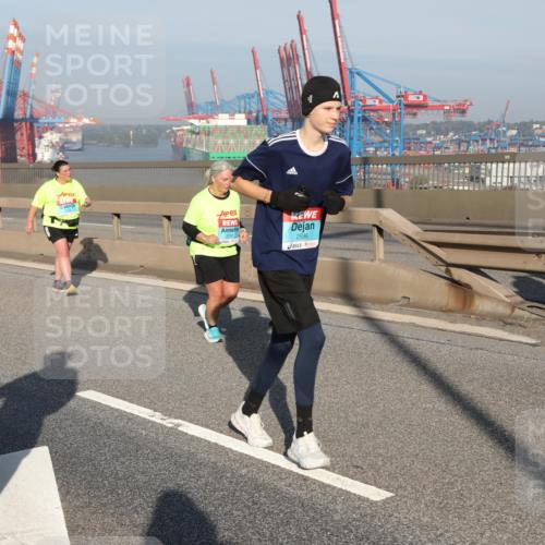 03.10.2025 - Köhlbrandbrückenlauf Yannick Fuchs http://msf.ph/oto/9182683 03.10.2025 09:00:50 Position 2 595, 2741, 2596 meine-sportfotos.de