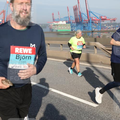 03.10.2025 - Köhlbrandbrückenlauf Yannick Fuchs http://msf.ph/oto/9182685 03.10.2025 09:00:50 Position 2 2595, 2741, 2596 meine-sportfotos.de