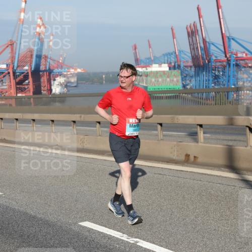 03.10.2025 - Köhlbrandbrückenlauf Yannick Fuchs http://msf.ph/oto/9182700 03.10.2025 09:00:55 Position 2 1961 meine-sportfotos.de