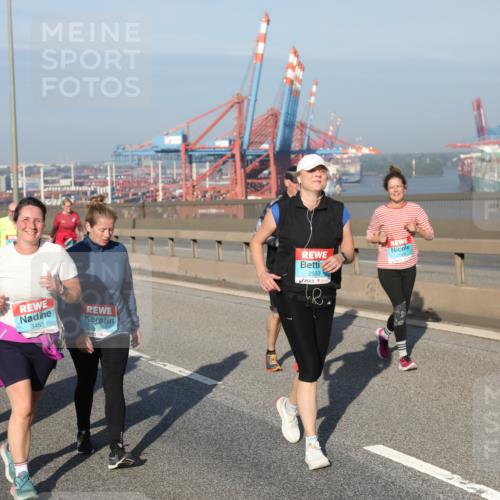 03.10.2025 - Köhlbrandbrückenlauf Yannick Fuchs http://msf.ph/oto/9182724 03.10.2025 09:01:05 Position 2 3439, 3453, 2553, 2636 meine-sportfotos.de