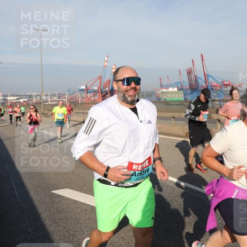 03.10.2025 - Köhlbrandbrückenlauf Yannick Fuchs http://msf.ph/oto/9182736 03.10.2025 09:01:08 Position 2 3439, 3453 meine-sportfotos.de