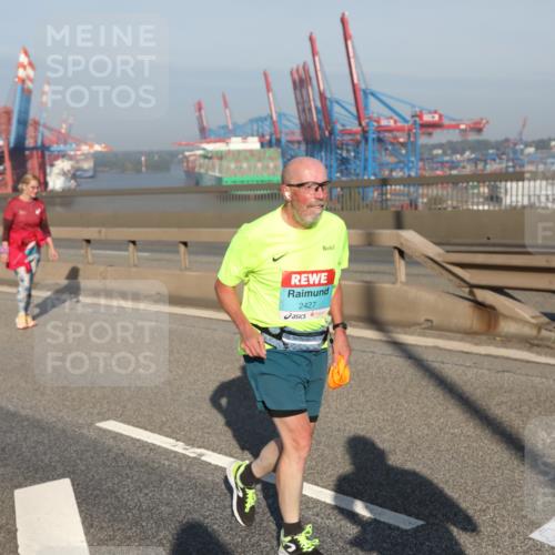 03.10.2025 - Köhlbrandbrückenlauf Yannick Fuchs http://msf.ph/oto/9182758 03.10.2025 09:01:12 Position 2 2427, 2473 meine-sportfotos.de