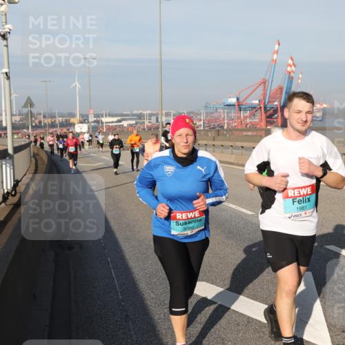 03.10.2025 - Köhlbrandbrückenlauf Yannick Fuchs http://msf.ph/oto/9182812 03.10.2025 09:01:24 Position 2 3080, 1981 meine-sportfotos.de