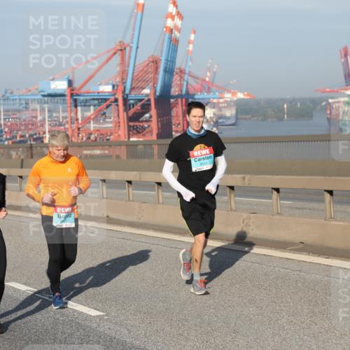03.10.2025 - Köhlbrandbrückenlauf Yannick Fuchs http://msf.ph/oto/9182832 03.10.2025 09:01:29 Position 2 3552, 3553 meine-sportfotos.de