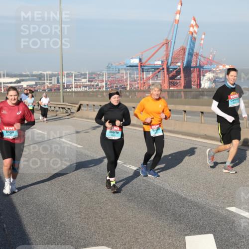 03.10.2025 - Köhlbrandbrückenlauf Yannick Fuchs http://msf.ph/oto/9182835 03.10.2025 09:01:30 Position 2 3552, 2667, 3553 meine-sportfotos.de