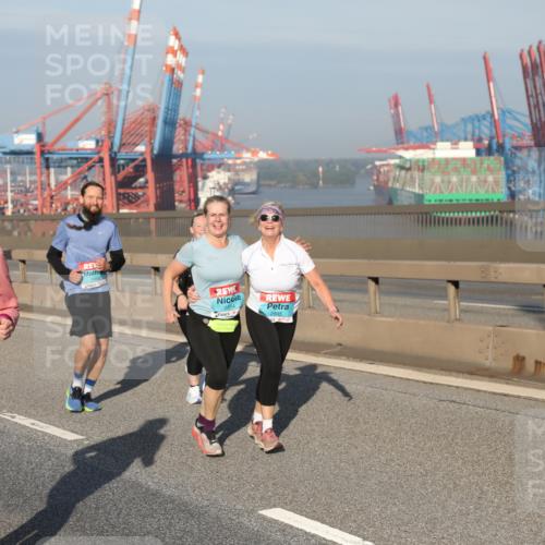 03.10.2025 - Köhlbrandbrückenlauf Yannick Fuchs http://msf.ph/oto/9182882 03.10.2025 09:01:39 Position 2 2233, 2894, 2895 meine-sportfotos.de