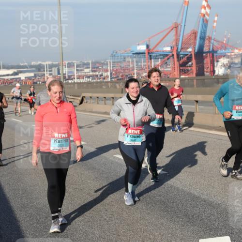 03.10.2025 - Köhlbrandbrückenlauf Yannick Fuchs http://msf.ph/oto/9182953 03.10.2025 09:01:51 Position 2 3225, 3442, 3438 meine-sportfotos.de