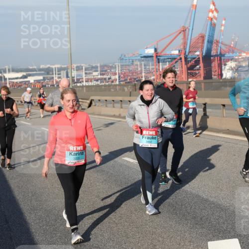 03.10.2025 - Köhlbrandbrückenlauf Yannick Fuchs http://msf.ph/oto/9182955 03.10.2025 09:01:52 Position 2 3225, 3442, 3438 meine-sportfotos.de