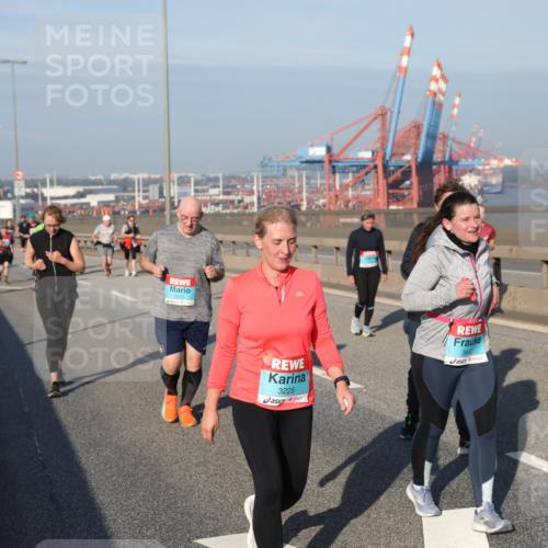 03.10.2025 - Köhlbrandbrückenlauf Yannick Fuchs http://msf.ph/oto/9182963 03.10.2025 09:01:53 Position 2 3225, 3442, 3438 meine-sportfotos.de