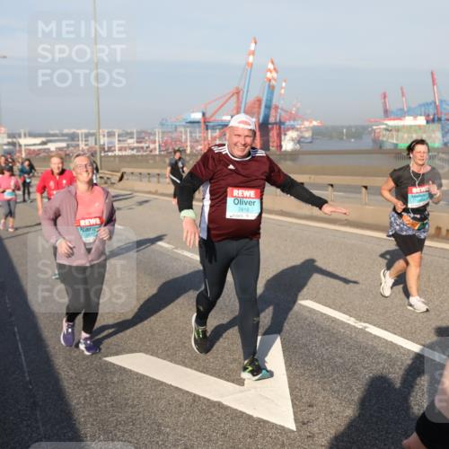 03.10.2025 - Köhlbrandbrückenlauf Yannick Fuchs http://msf.ph/oto/9183090 03.10.2025 09:02:13 Position 2 2418 meine-sportfotos.de