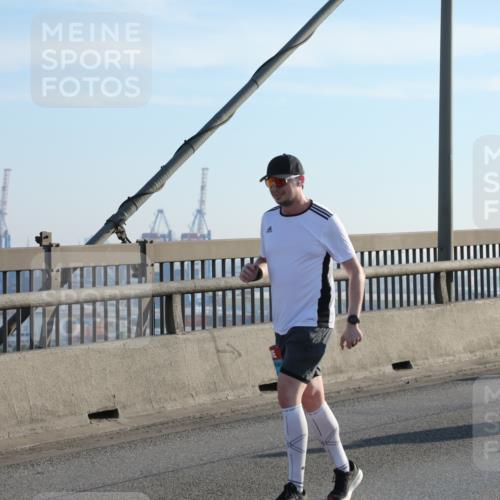 03.10.2025 - Köhlbrandbrückenlauf Yannick Fuchs http://msf.ph/oto/9183880 03.10.2025 08:31:17 Position 1  meine-sportfotos.de