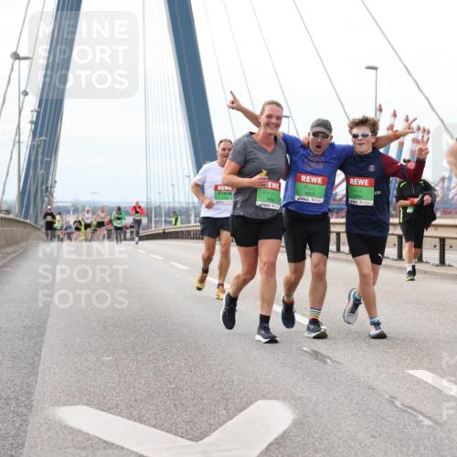 03.10.2025 - Köhlbrandbrückenlauf Lena Gebhardt http://msf.ph/oto/9205916 03.10.2025 16:02:58 Position 2 9693, 9694, 9692, 8624 meine-sportfotos.de