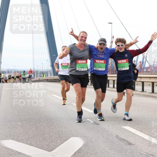 03.10.2025 - Köhlbrandbrückenlauf Lena Gebhardt http://msf.ph/oto/9205919 03.10.2025 16:02:59 Position 2 9692, 9693, 9694 meine-sportfotos.de