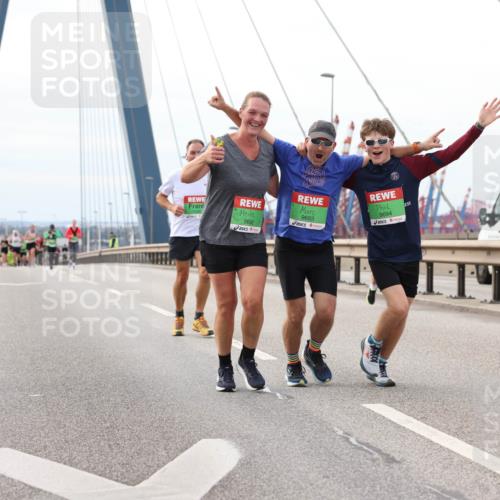 03.10.2025 - Köhlbrandbrückenlauf Lena Gebhardt http://msf.ph/oto/9205922 03.10.2025 16:02:59 Position 2 9693, 9694, 9692 meine-sportfotos.de