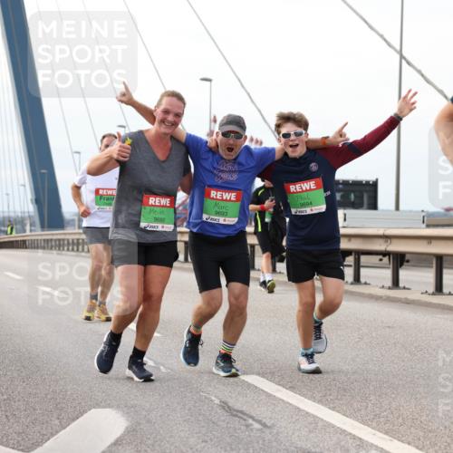 03.10.2025 - Köhlbrandbrückenlauf Lena Gebhardt http://msf.ph/oto/9205926 03.10.2025 16:02:59 Position 2 9692, 9693, 9694, 8624 meine-sportfotos.de