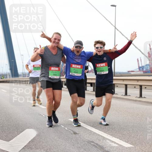 03.10.2025 - Köhlbrandbrückenlauf Lena Gebhardt http://msf.ph/oto/9205933 03.10.2025 16:03:00 Position 2 9692, 9693, 9694 meine-sportfotos.de