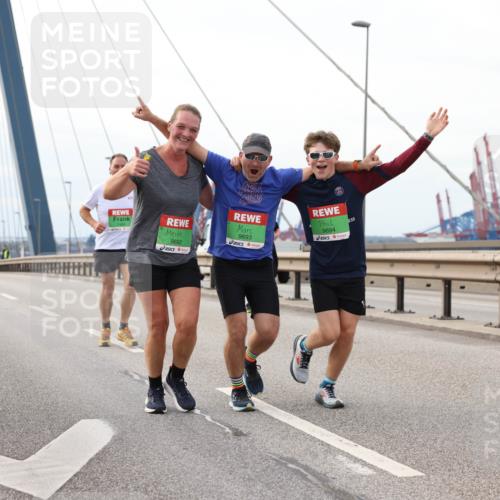 03.10.2025 - Köhlbrandbrückenlauf Lena Gebhardt http://msf.ph/oto/9205934 03.10.2025 16:03:00 Position 2 9692, 9693, 9694 meine-sportfotos.de