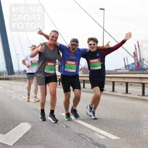 03.10.2025 - Köhlbrandbrückenlauf Lena Gebhardt http://msf.ph/oto/9205935 03.10.2025 16:03:00 Position 2 9692, 9693, 9694 meine-sportfotos.de