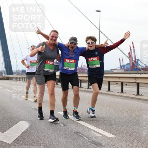 03.10.2025 - Köhlbrandbrückenlauf Lena Gebhardt http://msf.ph/oto/9205936 03.10.2025 16:03:00 Position 2 9692, 9693, 9694 meine-sportfotos.de