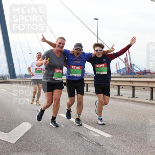 03.10.2025 - Köhlbrandbrückenlauf Lena Gebhardt http://msf.ph/oto/9205937 03.10.2025 16:03:00 Position 2 9692, 9693, 9694 meine-sportfotos.de