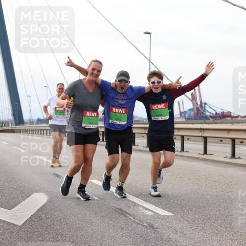 03.10.2025 - Köhlbrandbrückenlauf Lena Gebhardt http://msf.ph/oto/9205938 03.10.2025 16:03:00 Position 2 9692, 9693, 9694 meine-sportfotos.de