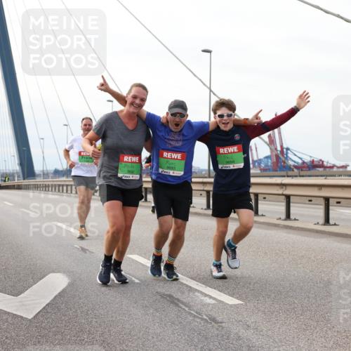 03.10.2025 - Köhlbrandbrückenlauf Lena Gebhardt http://msf.ph/oto/9205939 03.10.2025 16:03:00 Position 2 9692, 9693, 9694 meine-sportfotos.de