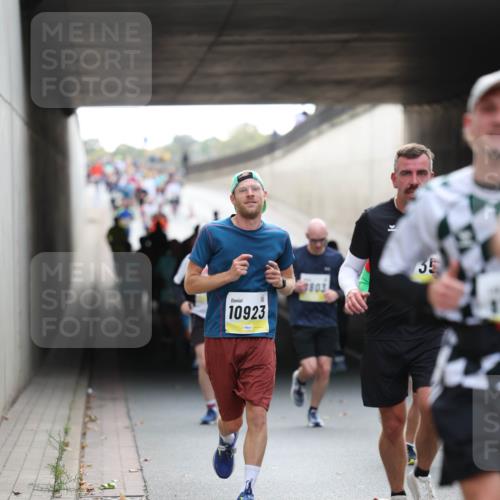 05.10.2025 - 20. swb-Marathon Bremen Michael Strokosch http://msf.ph/oto/9205964 05.10.2025 10:45:09 Laufen 10923, 7803, 35 meine-sportfotos.de