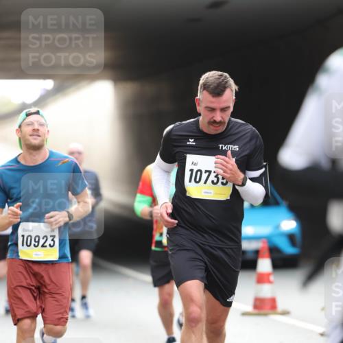 05.10.2025 - 20. swb-Marathon Bremen Michael Strokosch http://msf.ph/oto/9205967 05.10.2025 10:45:11 Laufen 10923, 10735, 9, 27 meine-sportfotos.de